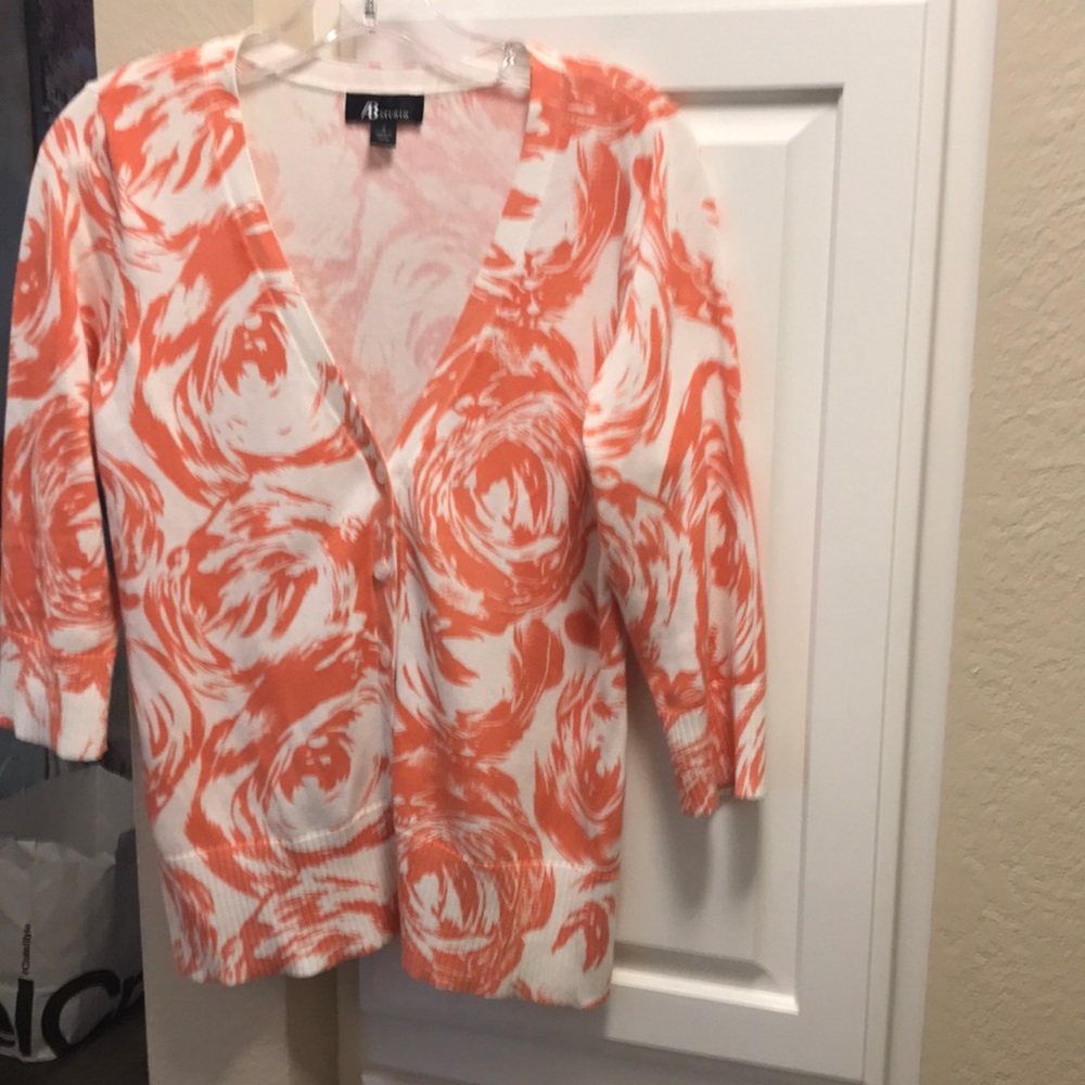 3 for $15 🦋🦋 AB Studio white and peach floral cardigan
